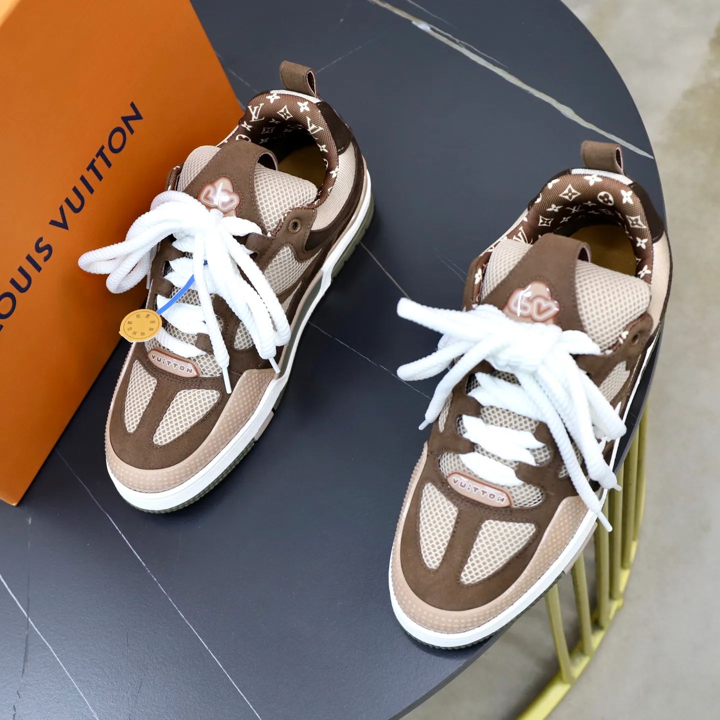 Ex-factory price: 860💰LV Couple👫Louis Vuitton TRAINER sneakers classic Louis Vuitton men's artistic director Virgil Abloh picked inspiration to create this LV Trainer sneaker. Yingze crystal inlays present a colorful effect. VS can be matched with two gorgeous effect colors. The LV letter logo badge on the tongue is gorgeous and noble. The LV letter is decorated on the side. The outsole is decorated with a Monogram flower pattern. It shows the trend of elegance and nobility! Men's and women's models: 35-46